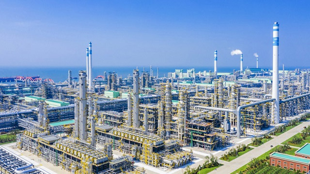 crude oil refinery in China